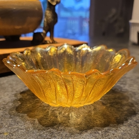 Set of two vintage Indiana Glass "Sunflower" Carnival Glass bowls - Picture 4 of 11